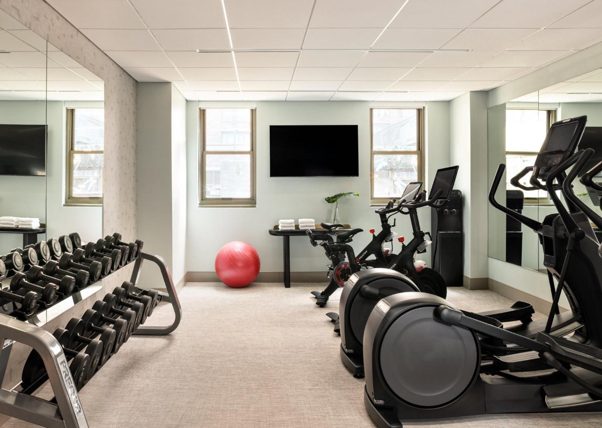 Kimpton Theta New York - Times Square By Ihg Hotel Exterior foto The fitness center