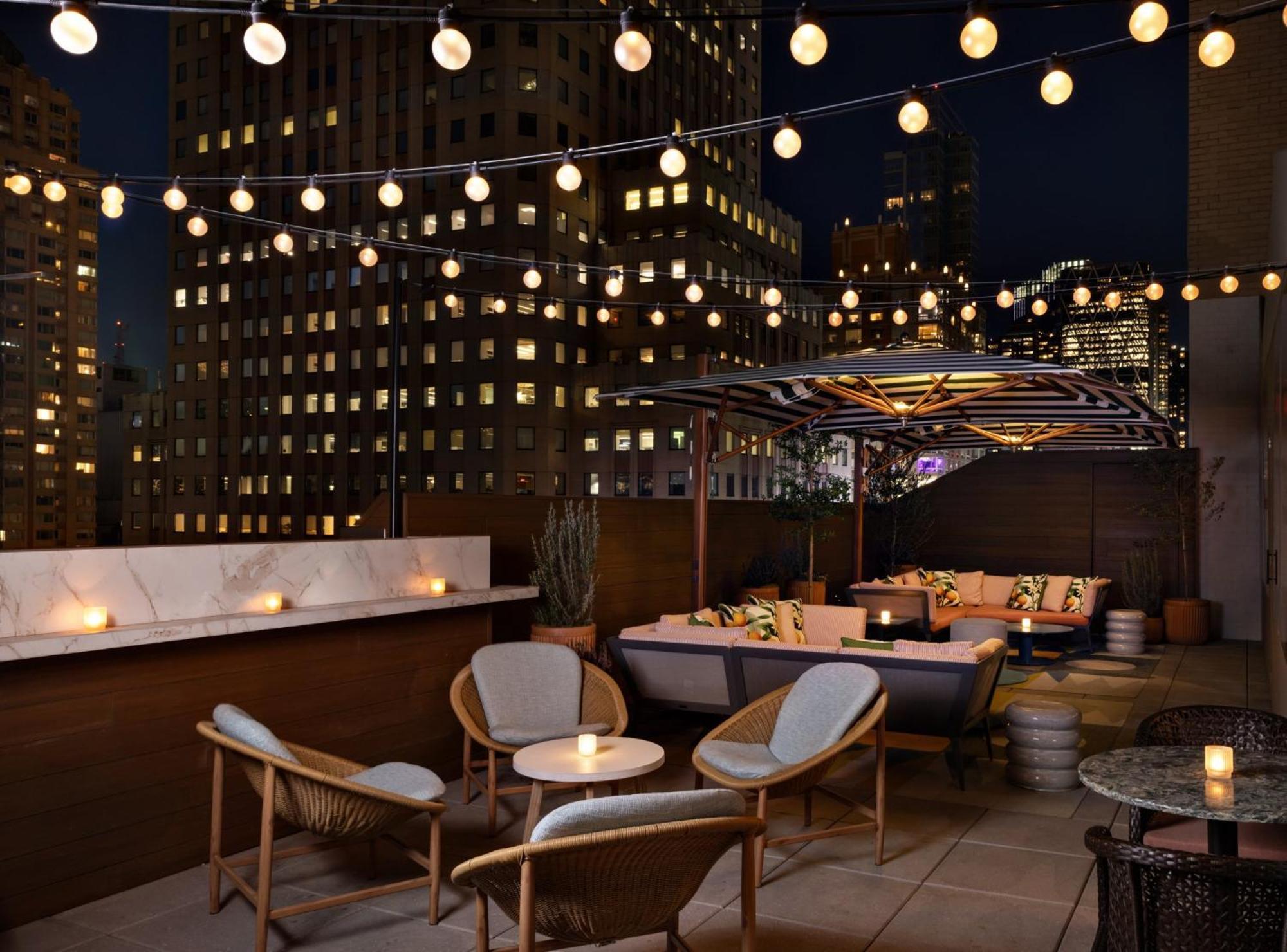 Kimpton Theta New York - Times Square By Ihg Hotel Exterior foto The rooftop bar at the Standard East Village