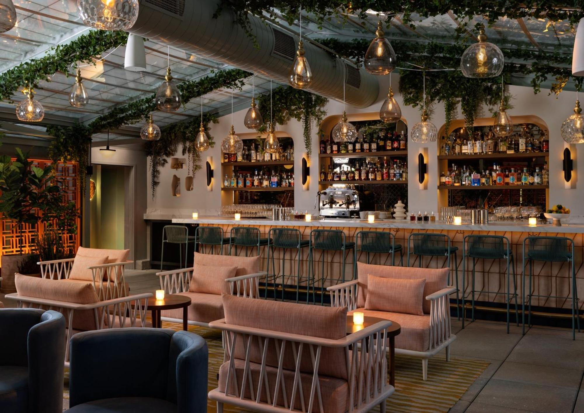 Kimpton Theta New York - Times Square By Ihg Hotel Exterior foto The bar at the 100 Queen's Gate